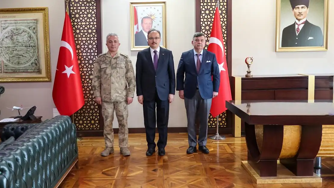 Vali Kızılkaya'dan Jandarma ve Emniyet Müdürüne Başarı Belgesi