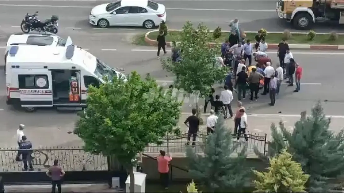 Valilik Önünde Kırmızı Işıkta Geçen Araç, Motosikletli Sürücüye Çarptı