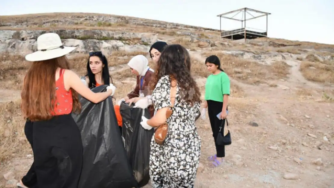 Vanlı Gençler Siirt Gezisinde Tarihi Noktalarda Çevre Temizliği Yaptı