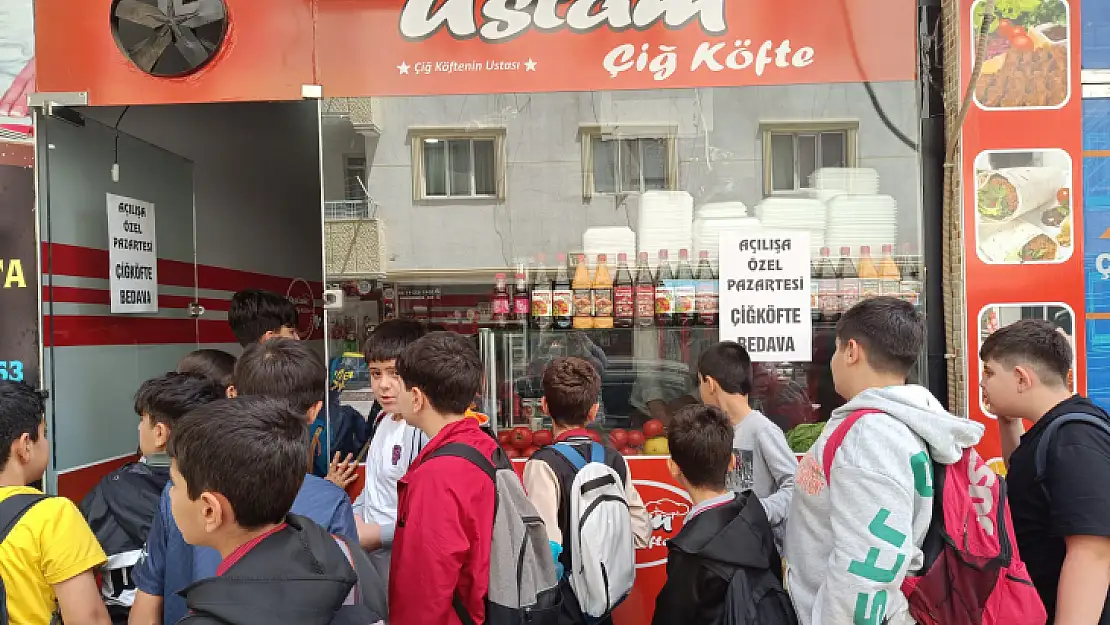 Yeni Açılan İş Yeri 100 Kilo Bedava Çiğköfte Dağıttı