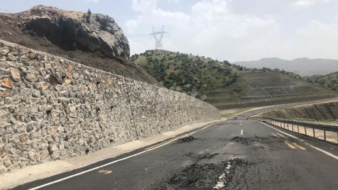 Yeni Yapılan Yolda Çukurlar Oluştu!