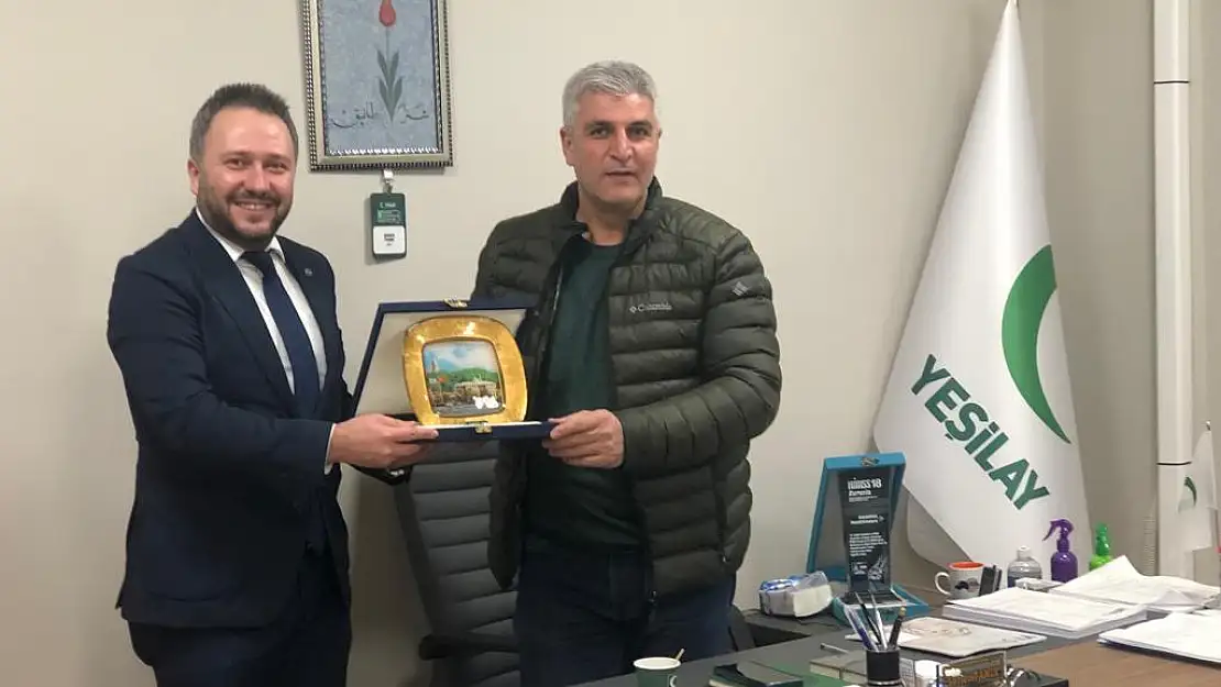 Yeşilay'dan Sabri Sidar'a Plaket