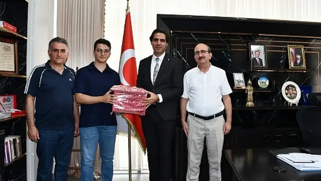 YKS Türkiye Birincileri İl Milli Eğitim Müdürü İlhan Saz'ı Ziyaret Etti