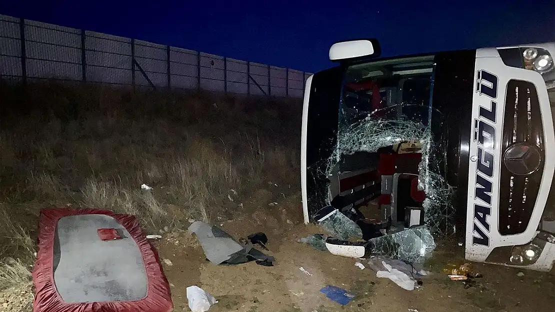 Yolcu Otobüsü Şarampole Devrildi, 15 Yaralı