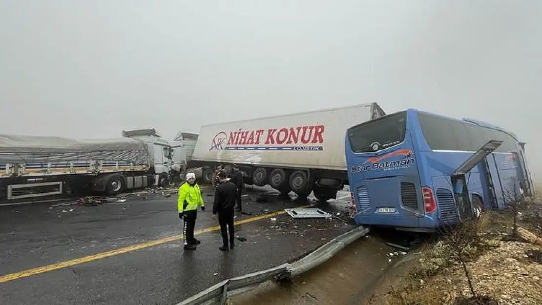 Yolcu Otobüsü ve 2 Tır Zincirleme Kaza Yaptı: 1 Ölü, 9 Yaralı