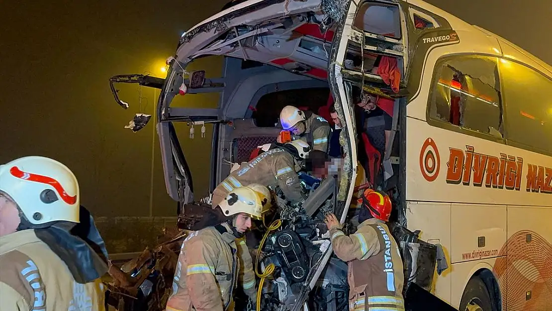Yolcu Otobüsüyle TIR Çarpıştı: 1'i Ağır 19 Kişi Yaralandı