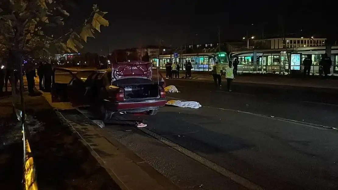 Yolun Karşısına Geçmeye Çalışan Aileye Otomobil Çarptı: 5 Ölü, 5 Yaralı