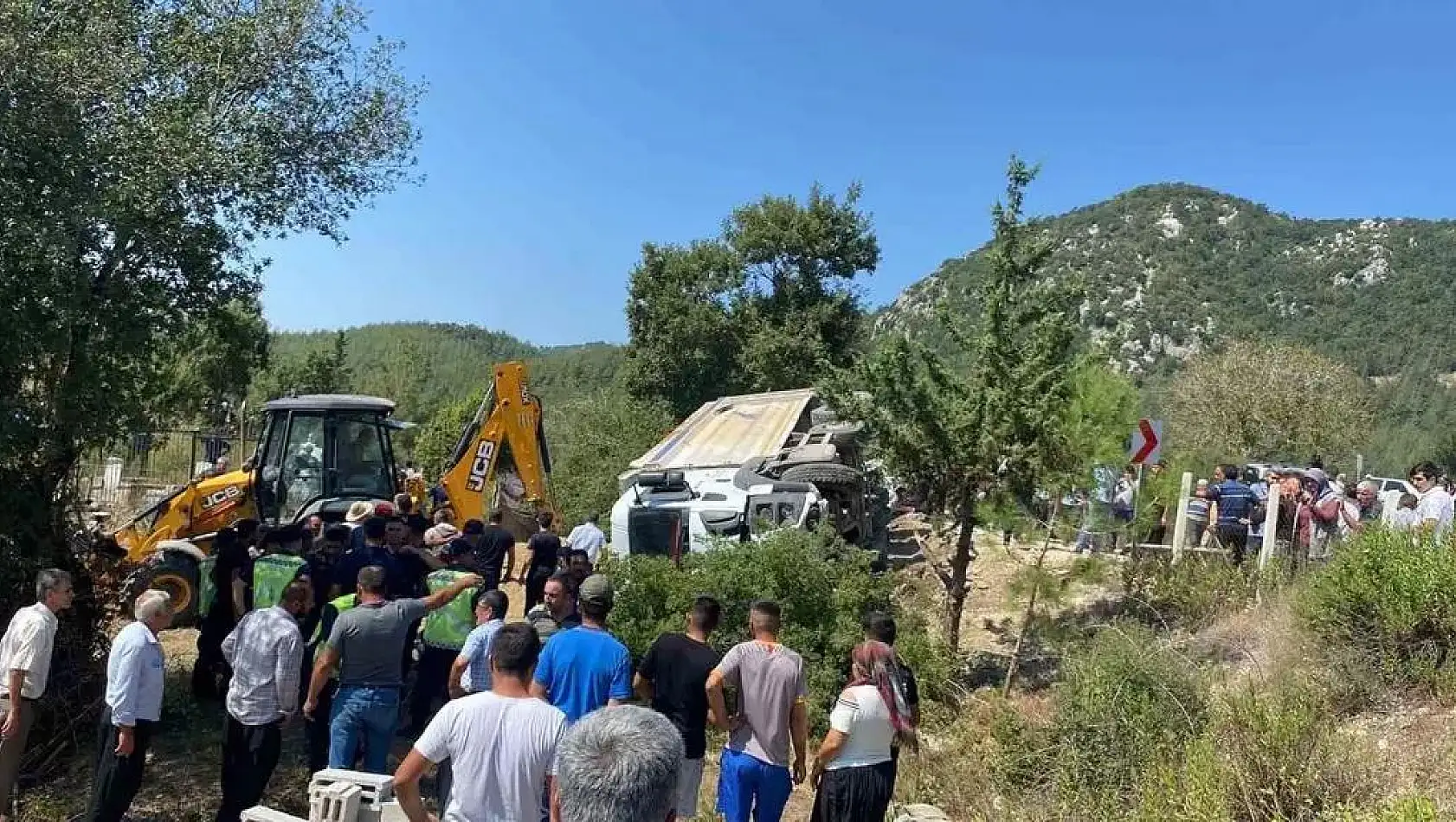 Cenaze Namazı Kılanların Arasına Kamyon Daldı!