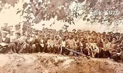 1949 Yılına Ait Siirtli Avcıların Askerlerle Çekilmiş Hatıra Fotoğrafı Gün Yüzüne Çıktı