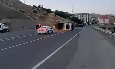 Baykan'da Hayvan Yüklü Kamyonet Devrildi: 1 Küçükbaş Hayvan Telef Oldu