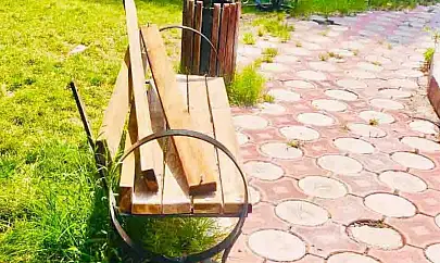 Kurtalan'da Parktaki Oturaklara Zarar Verildi