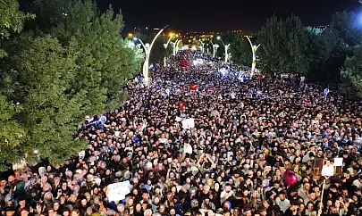 Kurtalan'da Rojda Şenses Rüzgârı: Halk Konserine Yoğun İlgi