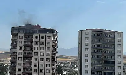Kurtalan'da Yangın Merdiveninde Yangın Çıktı: Aileler Merdivenli Araçla Tahliye Edildi