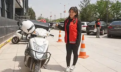 Siirt'in İlk Kadın Motokuryesi! Kapıyı Açanlar Şaşırıyor: 'Bunu Ben de Bilmiyordum'