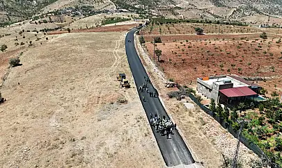 Siirt Kırsalında Ulaşım Altyapısı Güçlendiriliyor! Eruh'ta 12 Kilometrelik Grup Köy Yolu Sıcak Asfaltla Yenileniyor