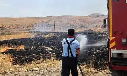 Siirt'te Anız Yangını Paniği: Ekipler 1 Saatte Kontrol Altına Aldı