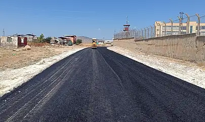 Siirt'te Asfalt Seferberliği: Merkez ve Kırsalda Çalışmalar Sürüyor