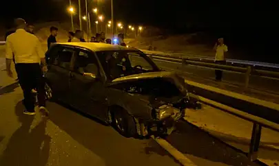 Siirt'te Gece Yarısı Kaza: Kontrolden Çıkan Otomobil Bariyere Çarptı