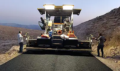 Siirt'te Kırsal Yollarda Asfalt Çalışmaları Sürüyor