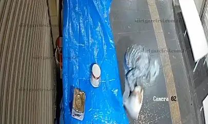 Siirt'te Kuruyemiş Dükkanının Önünden Fıstık Çuvalı Çalındı: Güvenlik Kamerasına Yansıdı