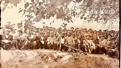 1949 Yılına Ait Siirtli Avcıların Askerlerle Çekilmiş Hatıra Fotoğrafı Gün Yüzüne Çıktı