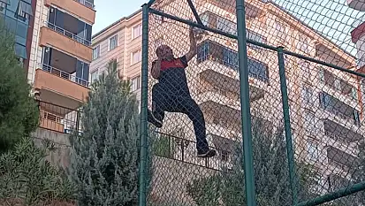 Siirt'te Çim Saha Tellerine Sıkışan Yavru Kedi İtfaiye Ekiplerince Kurtarıldı