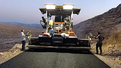 Siirt'te Kırsal Yollarda Asfalt Çalışmaları Sürüyor