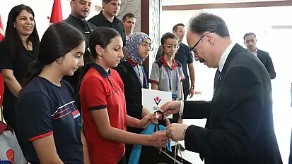 TÜBİTAK Gururu Siirt'te! Başarılı Öğrenciler Vali Kızılkaya Tarafından Ödüllendirildi
