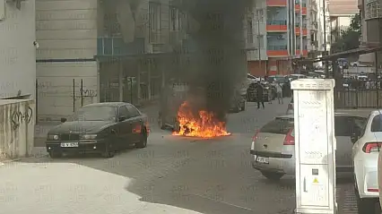 Siirt'te Kooperatif Mahallesi'nde Park Halindeki LPG'li Araç Alev Aldı