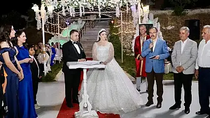 Vali Kızılkaya, Betül ve Mücahit'in Düğününde Aileleri Yalnız Bırakmadı