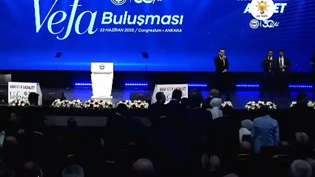 Ankara'da Sıcak Gelişme: Cumhurbaşkanı Erdoğan Gelen Telefon Üzerine Programdan Kısa Süreliğine Ayrıldı