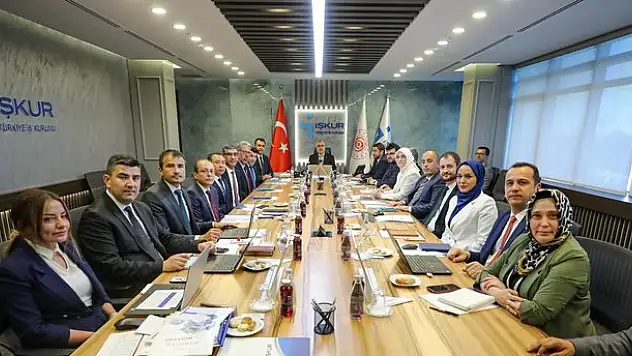 Bakan Işıkhan, Siirt'in SGK ve İŞKUR Müdürleriyle Toplantı Yaptı