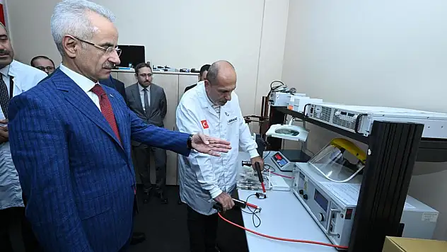 Bakan Uraloğlu, Cep Telefonu Test Merkezini İnceledi