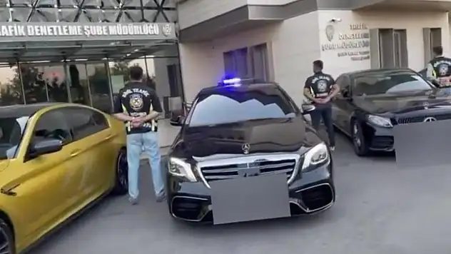 Bakan Yerlikaya Çakarlı Lüks Araçlarla Drift Yapan 19 Kişiye Para Cezası Uygulandı