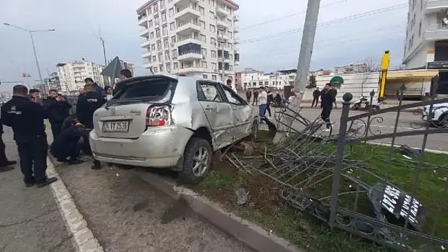 Batman-Siirt Çevre Yolunda Bariyeri Aşıp Beton Direğe Çarpan Sürücü Yaralandı