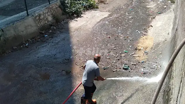 Baykan İlçe Merkezinde Bulunan Dere Yataklarında Temizlik Çalışması Yapıldı!