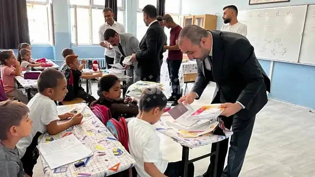 Baykan Kaymakamı Emin Bağlı ve Veysel Karani Belediye Başkanı Murat Akgün, Öğrencilere Sınıflarında Kitap Seti Hediye Etti