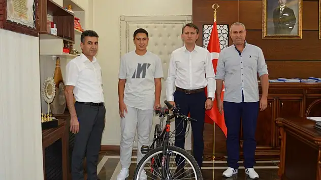 Baykan LGS Birincisine Kaymakamdan Hediye: Başarıya Bisiklet Ödülü
