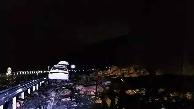Bitlis-Baykan Karayolunda Heyelan