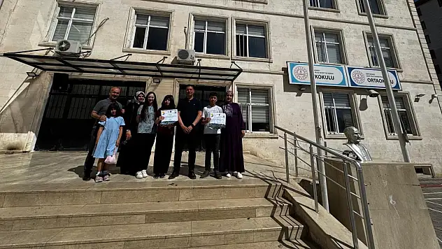 Bursluluk Sınavı Şampiyonları Siirt'ten: Şehit Polis Hayrettin Şişman Ortaokulu Türkiye Birincisi Çıkardı