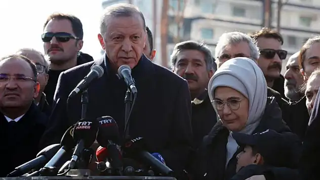 CUMHURBAŞKANI ERDOĞAN SİİRT'TEN DEPREM BÖLGELERİNE ARAMA KURTARMAYA GİDEN ÖĞRETMENLERİ PAYLAŞARAK ÖVGÜLER YAĞDIRDI