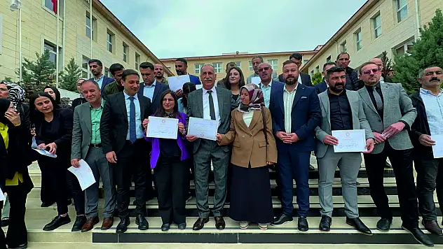 DEM Parti Siirt Belediye Eş Başkanları Mazbatalarını Aldı