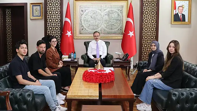 Deniz Yıldızı Rehabilitasyon Merkezinin Yönetici, Öğretmen ve Öğrencileri Vali Dr.Kızılkaya'yı Ziyaret Etti
