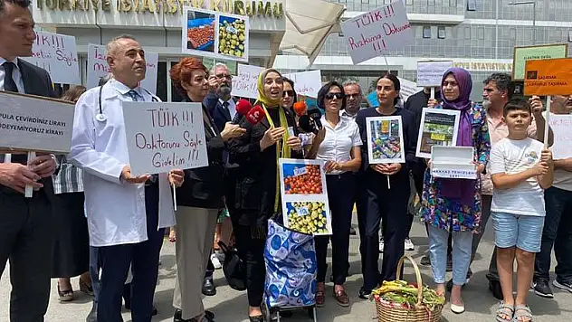 DEVA Partili Esen TÜİK Önüne Çürük Sebze Meyve Bıraktı ve Emeklilerle Birlikte Açıklama Yaptı
