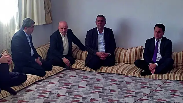 DEVA Partisi Genel Başkanı Ali Babacan, Pervari'ye Gelerek Bilen Ailesine Taziye Ziyaretinde Bulundu