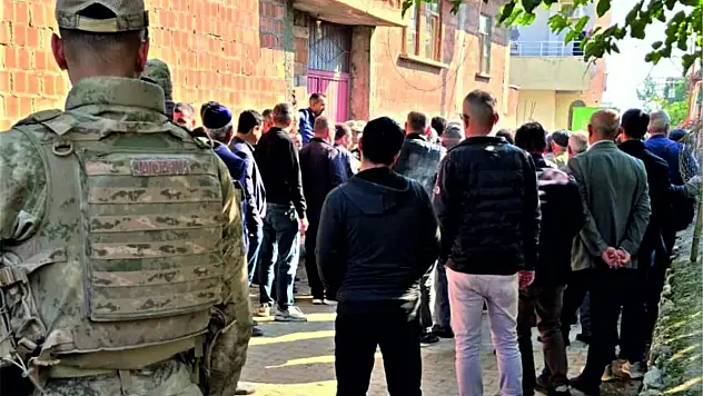 Dicle Elektrik 12 Milyon Liralık Şebeke Yatırımı Yapmak İstedi Kaçak Tüketimin Yüzde 95 Olduğu Mahallede Engelle Karşılaştı