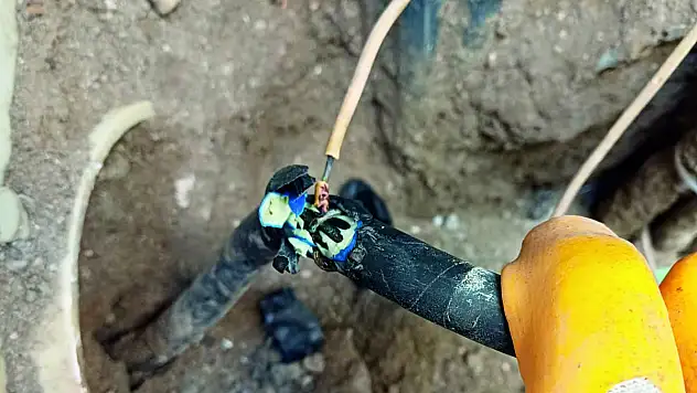Dicle Elektrik'ten Yer Altındaki Kaçak Bağlantıya Müdahale