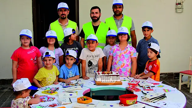 Dicle Gönüllüleri Mardin'de Çocuklara Mutluluk Dağıttı