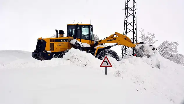 DOĞU VE GÜNEYDOĞU'DA ARALARINDA SİİRT'İN DE BULUNDUĞU 6 İLDE 2 BİN 110 YERLEŞİM BİRİMİNE ULAŞIM SAĞLANAMIYOR