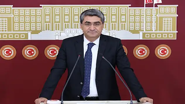 Ekmen: Ülkenin gerçek gündemi adaylar veya yeni anayasa değil